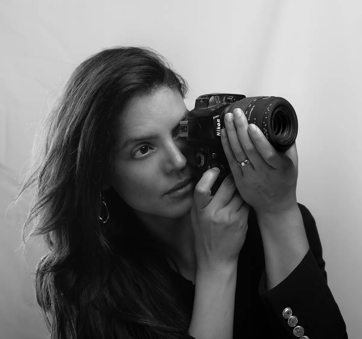 Alejandra Balbontín sosteniendo una cámara fotográfica